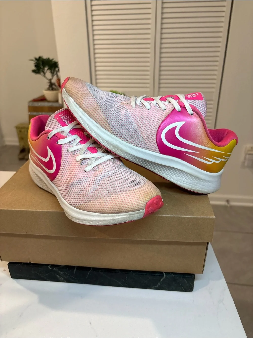 Nike Star Running Pink Womens running shoes size 7Y